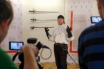 На экспозиции выставки холодного оружия СО ЗНАНИЕМ ДЕЛА дает интервью Артём Шабанов, руководитель сеисф СИЛУЭТ