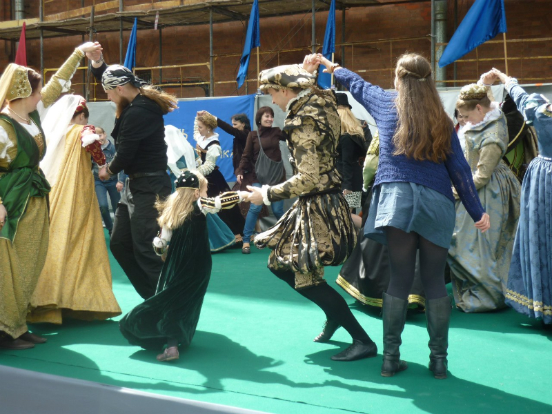 Открытый урок по старинным танцам для гостей праздника День Фехтовальщика 2015