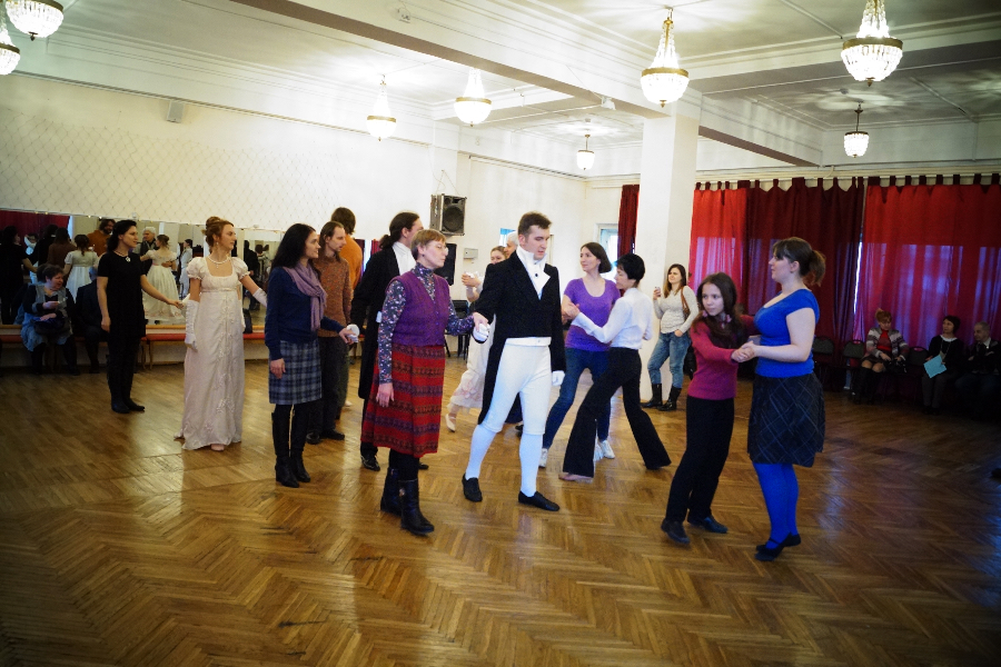 Пушкинская студия старинных танцев проводит мастер-класс для зрителей
