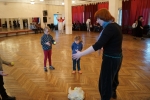 Александра Берегулина, режиссер и педагог,  проводит мастер-класс по жонгляжу