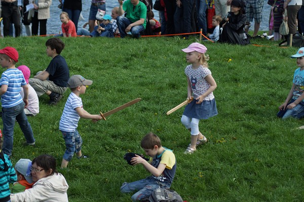 У викингов детям покупали деревянные мечи и приходили на праздник День Фехтовальщика