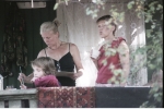 Маленькая Лиза, Галина и Вера рисуют на террасе