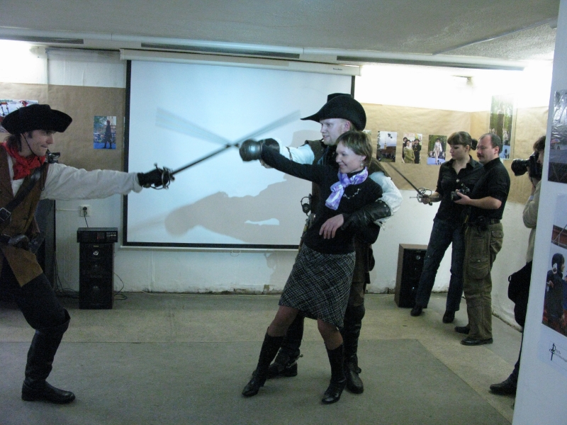 Гостья справа, берёт защиту(парад), атакующего слева Федора Шмыгля.