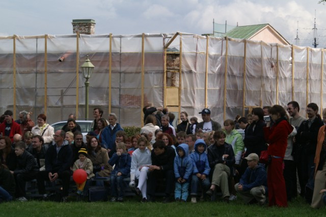 Зрители и на фоне ремонта в Петропавловской крепости