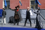 Тулякова Алина(справа)приглашает на сцену руководители фехтовальных коллективов